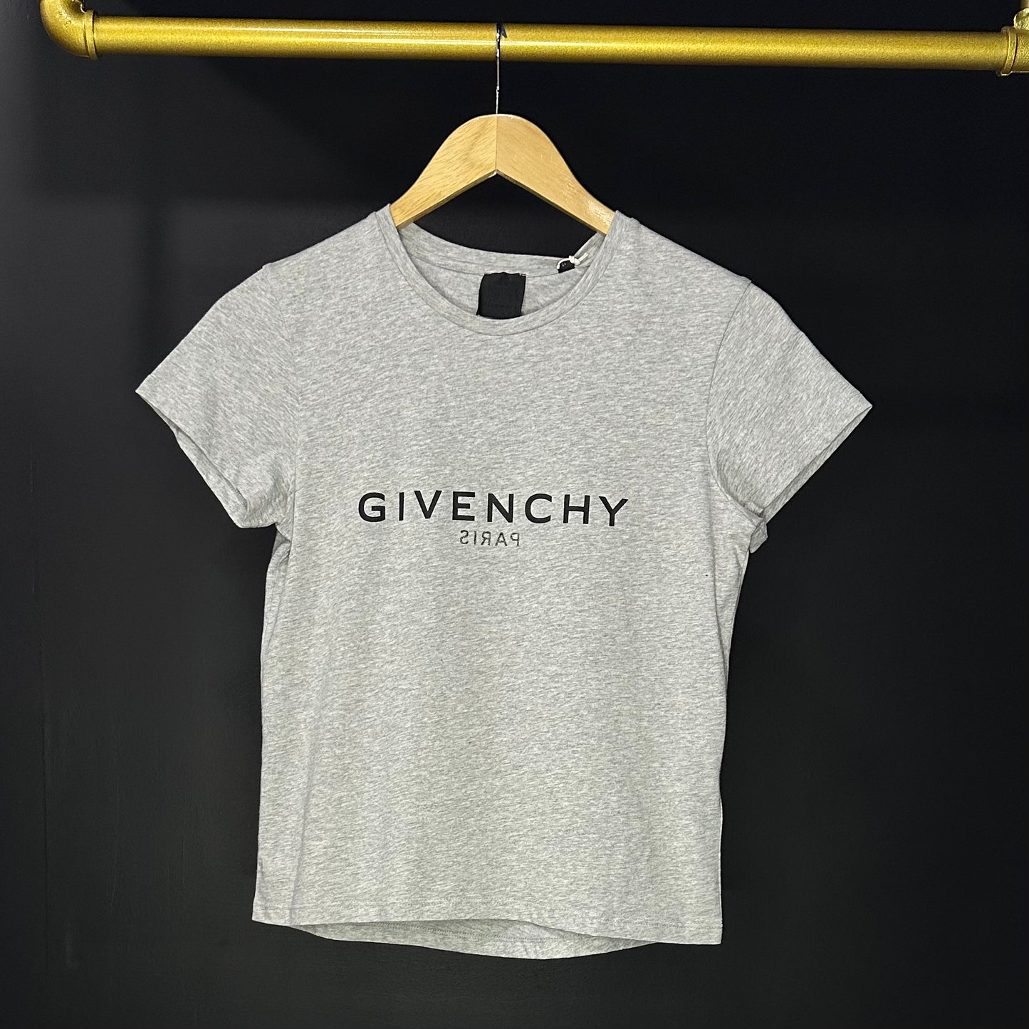 GIVENCHY
Playera con logotipo