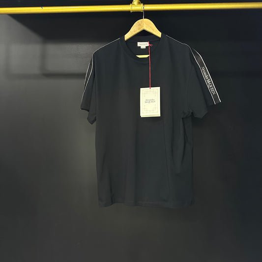 Alexander McQueen
playera con ribete del logo
